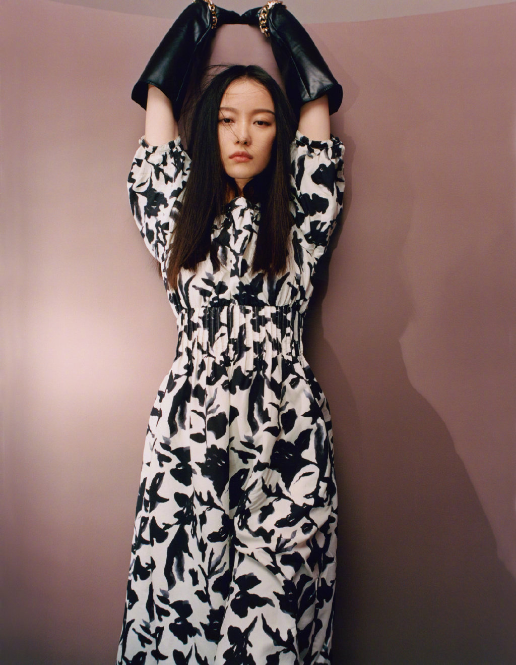 倪妮酷飒黑长直写真图片1215