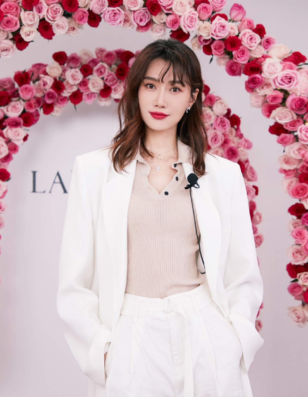 李斯羽纯白套装性感写真图片39