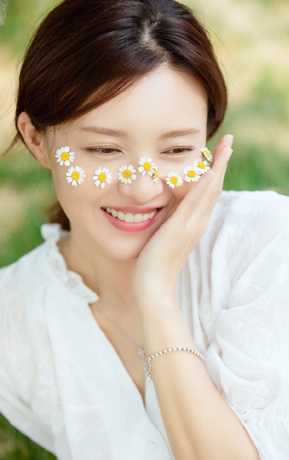 傅晶清新白裙户外写真图片28