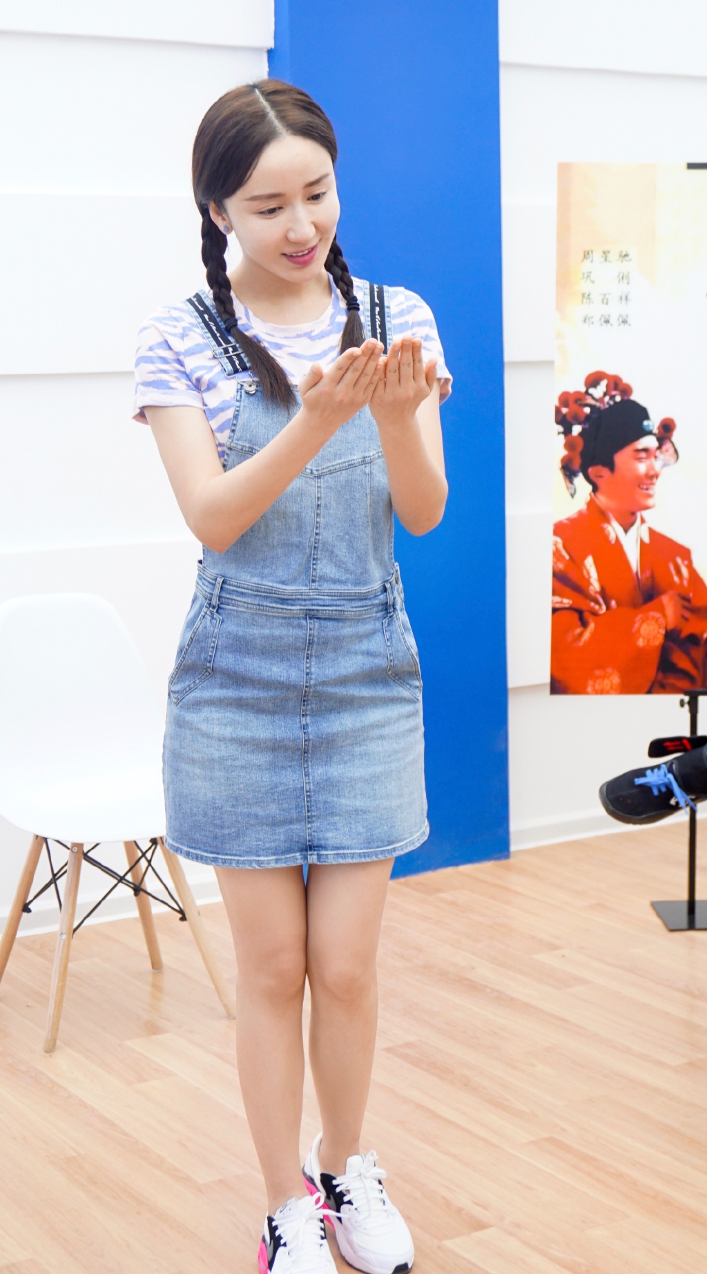 娄艺潇双马尾甜美写真图片46