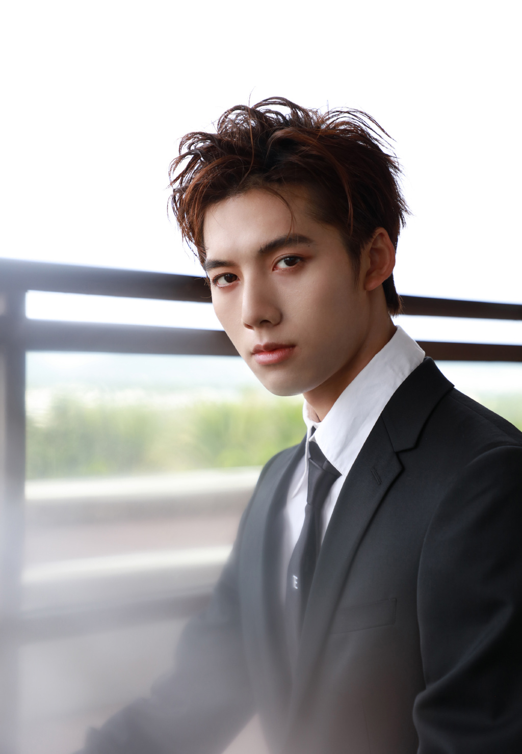 邓超元黑色西装帅气活动照图片26