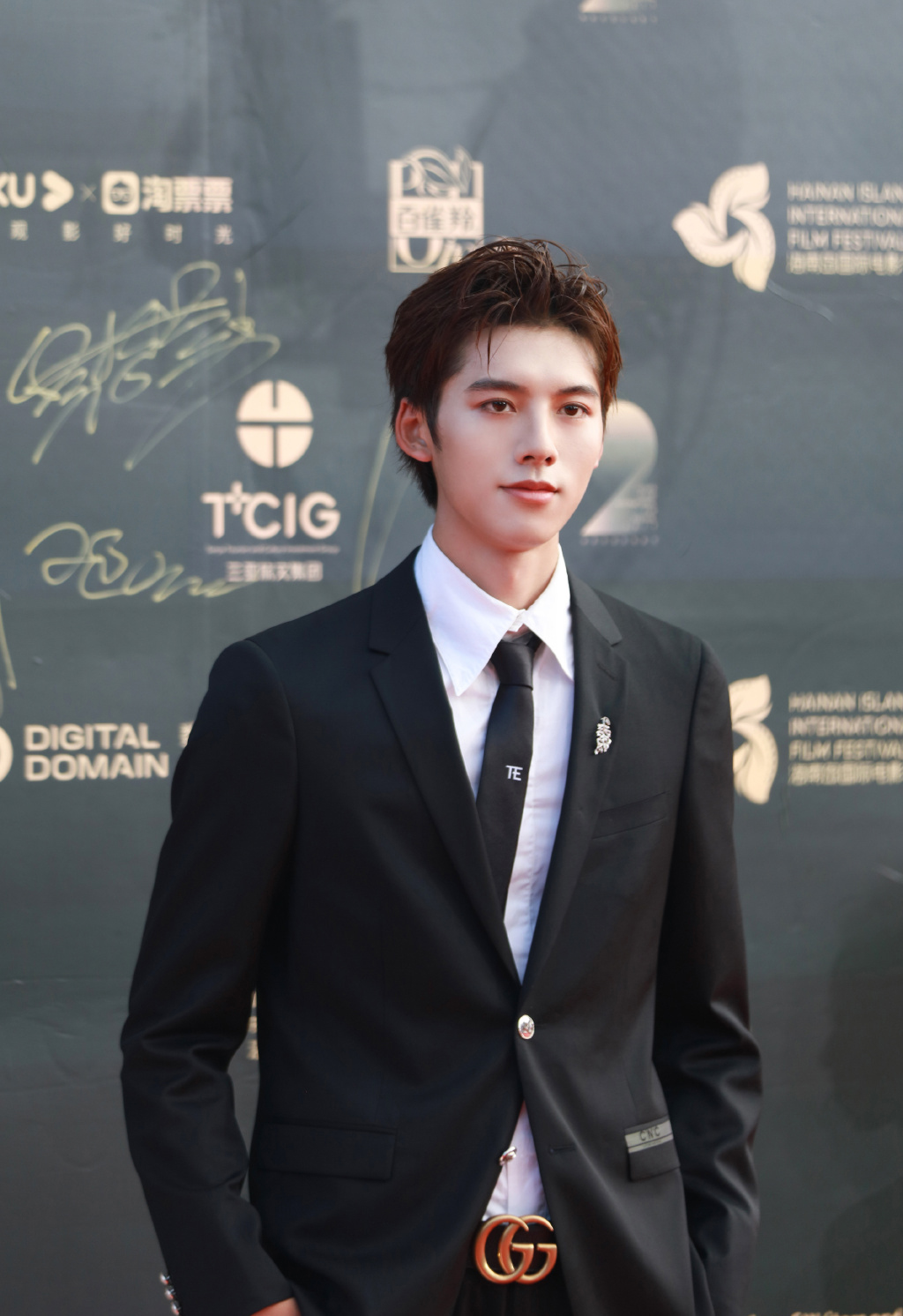 邓超元黑色西装帅气活动照图片66