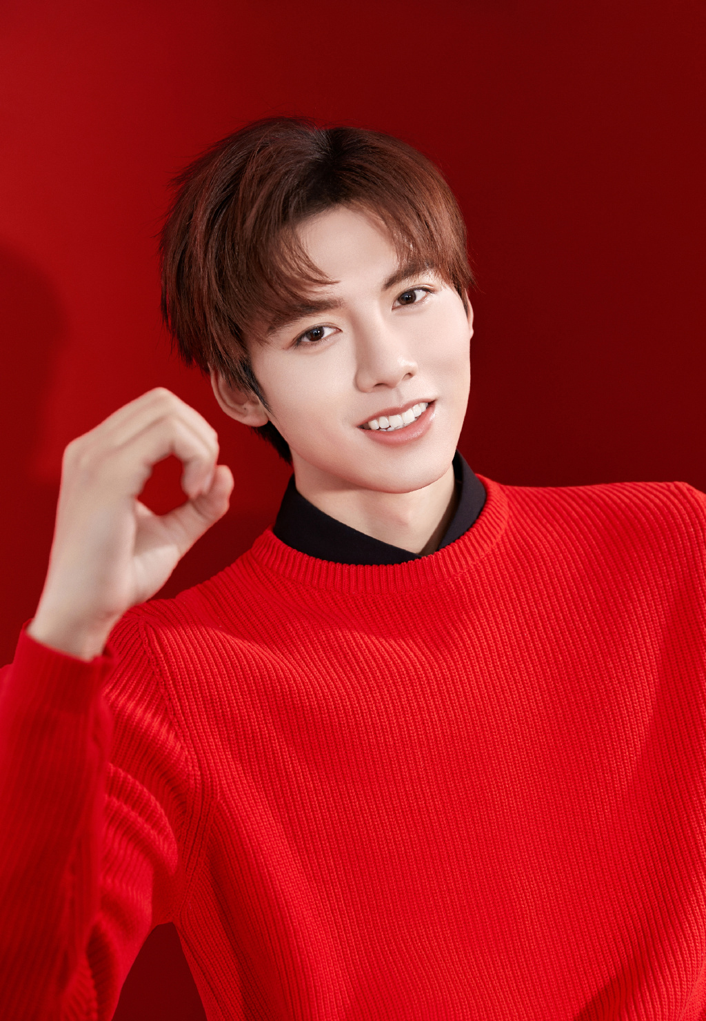 邓超元红色毛衣喜庆帅气图片写真110