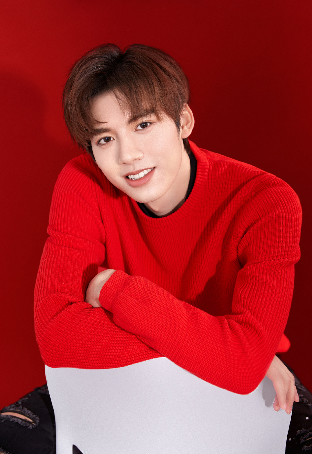 邓超元红色毛衣喜庆帅气图片写真610