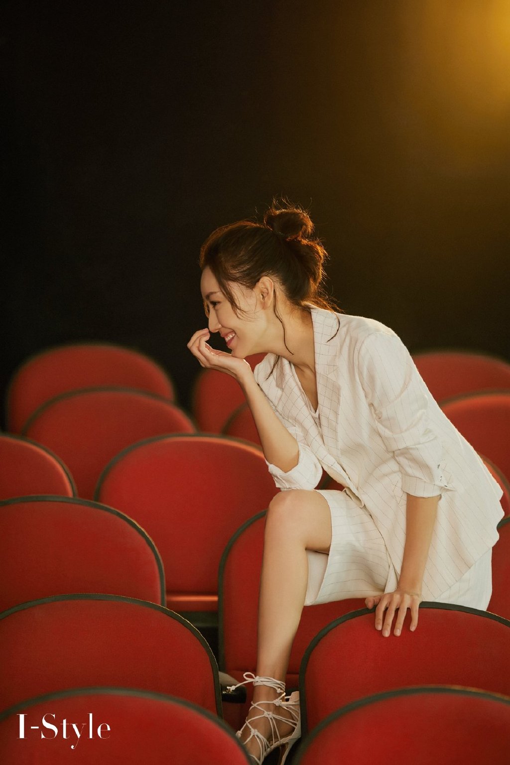 高露条纹西装优雅写真图片56