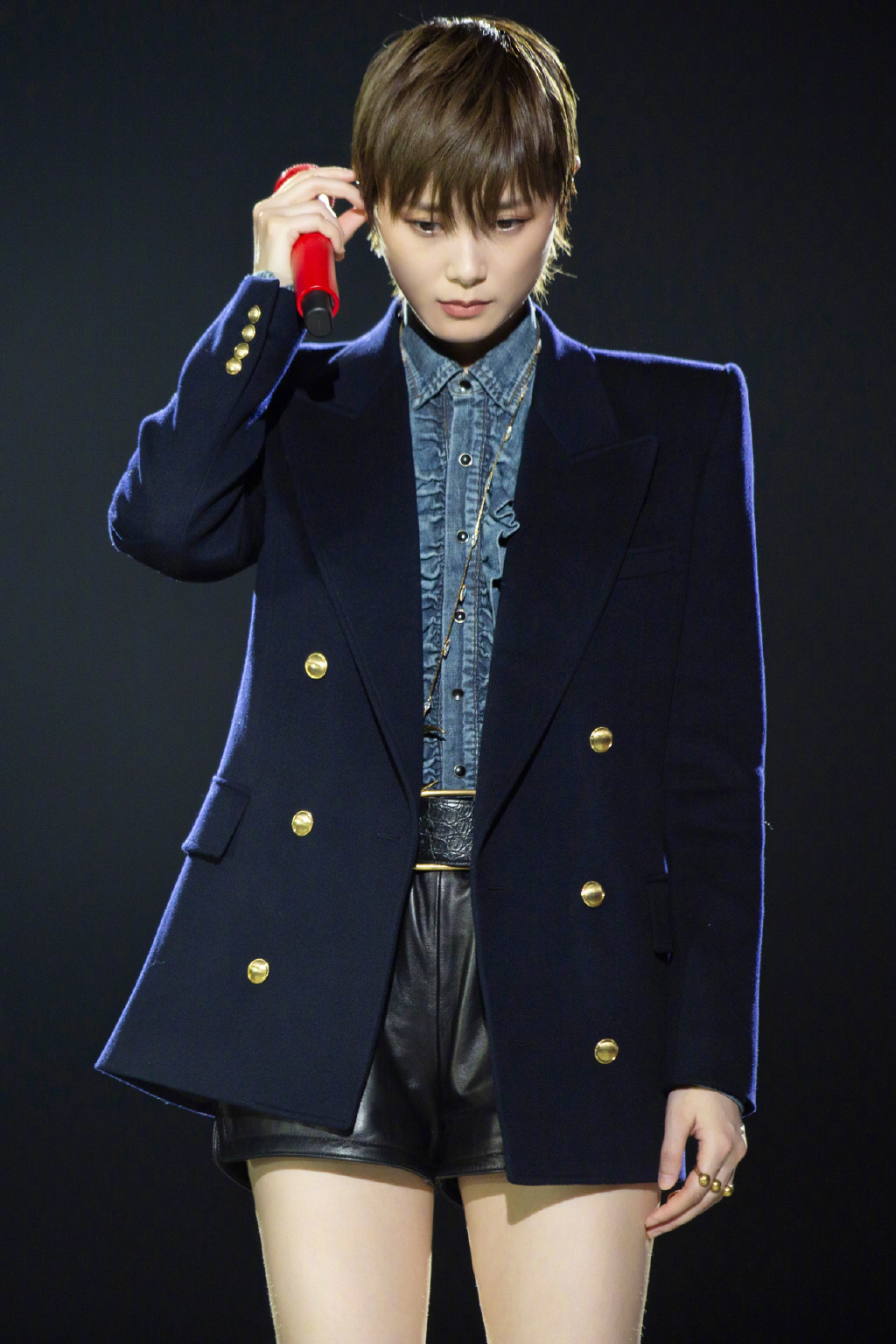 李宇春a飒西装舞台照图片19