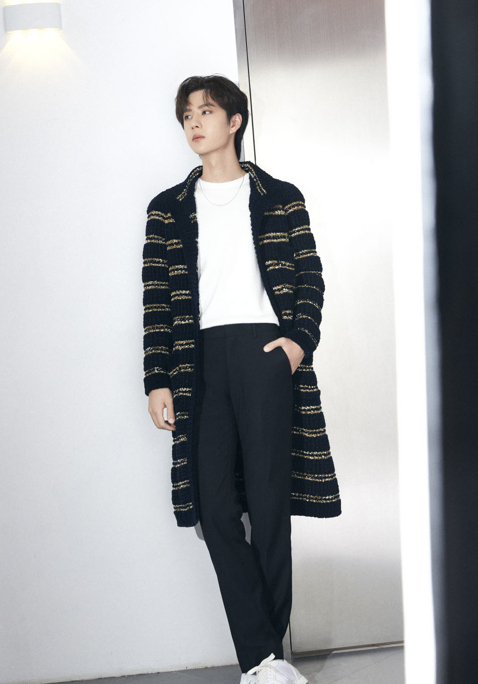 王一博条纹长衫帅气写真图片55