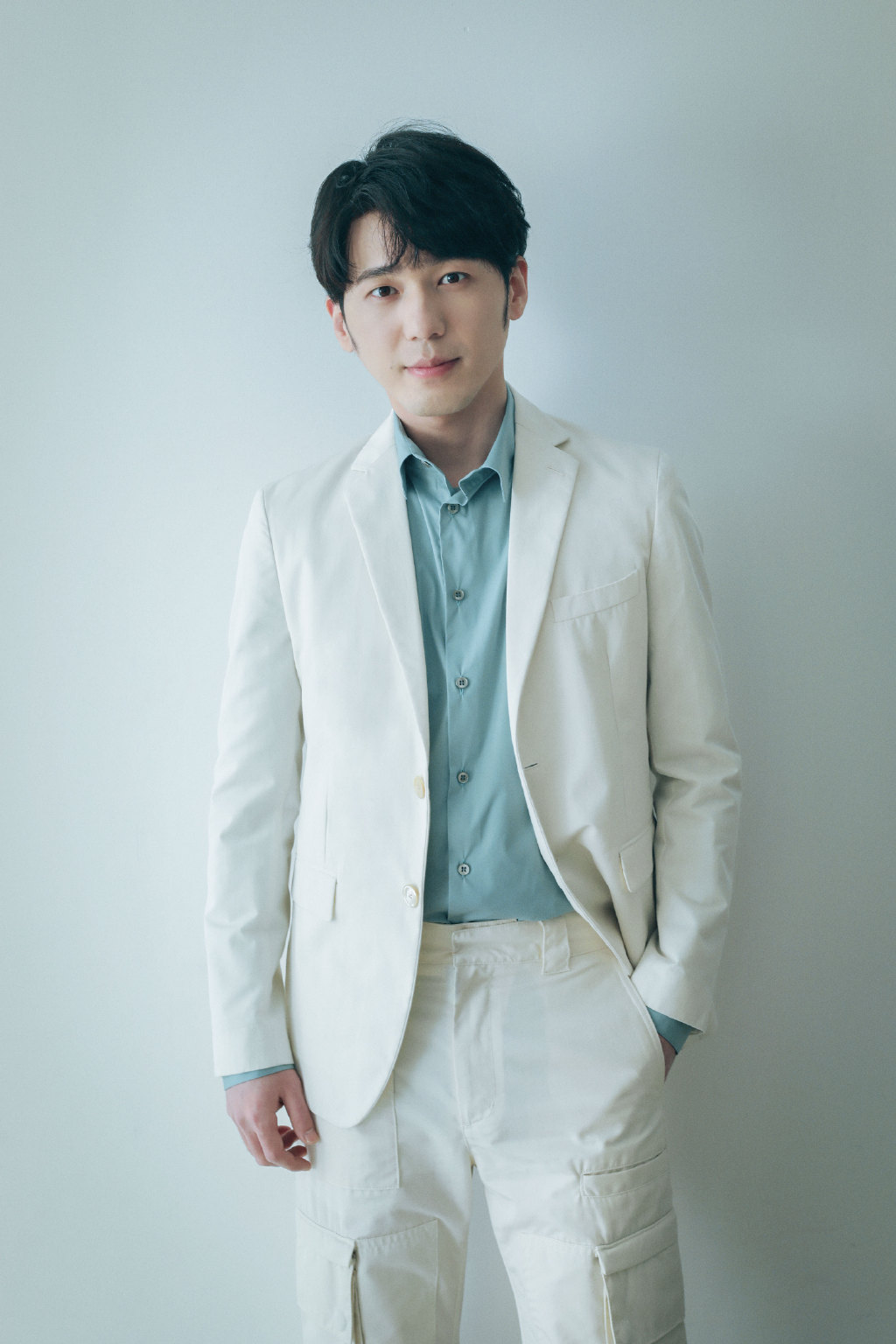 白宇白色西装帅气写真图片16
