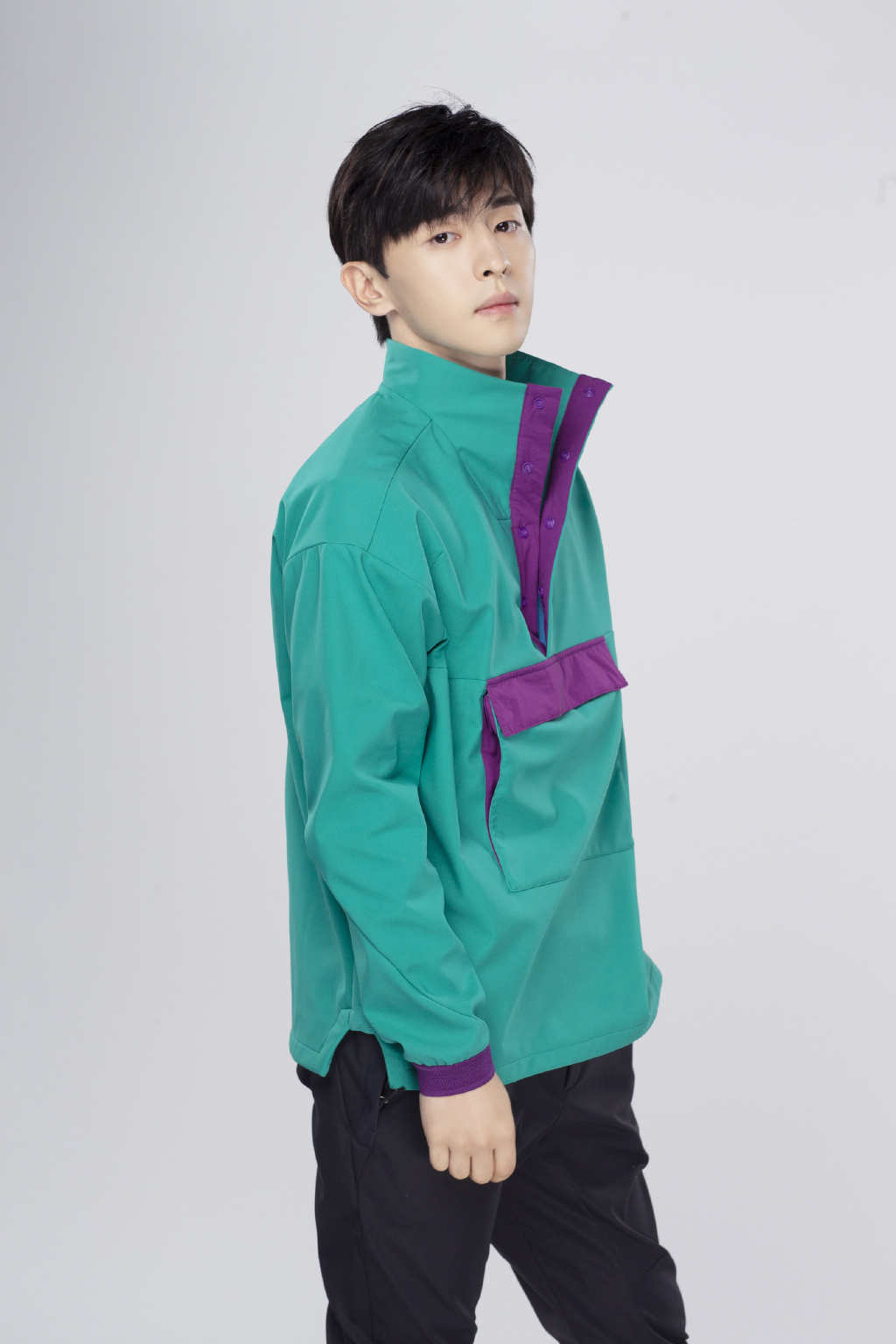 邓伦绿色运动装帅气写真图片36