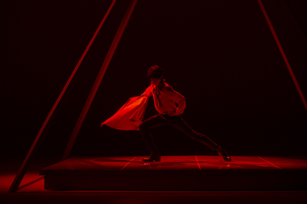 简介:华晨宇斗牛mv帅气写真图片,分享一组华晨宇图片给大家,图中的