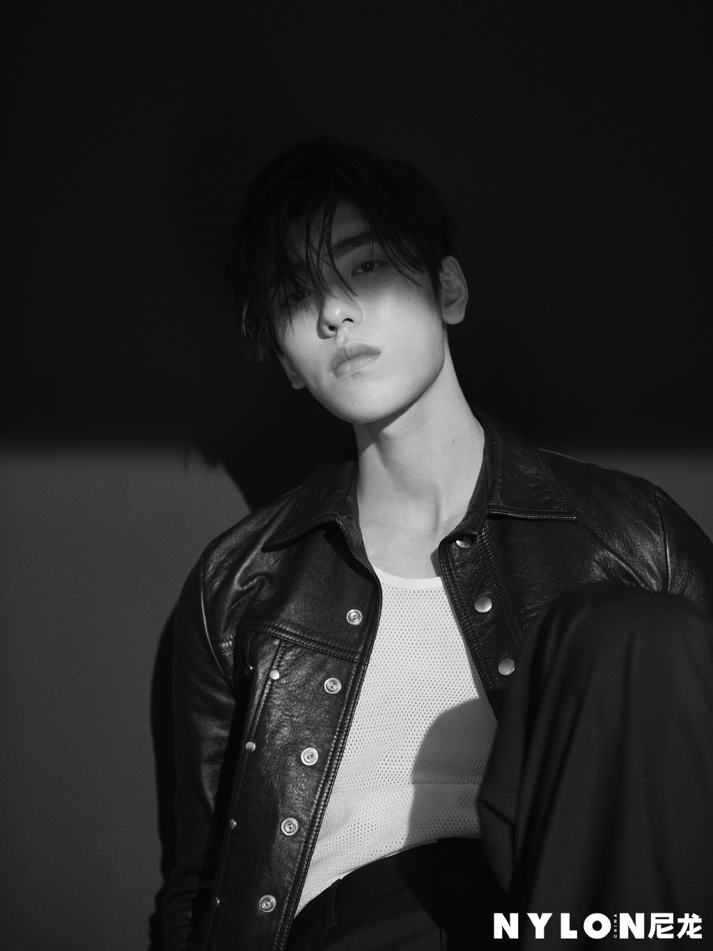 王子异硬朗帅气黑白写真图片514