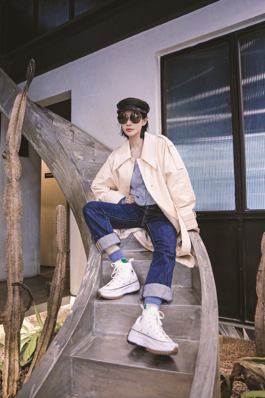 李纯墨镜风衣甜酷街拍图片34