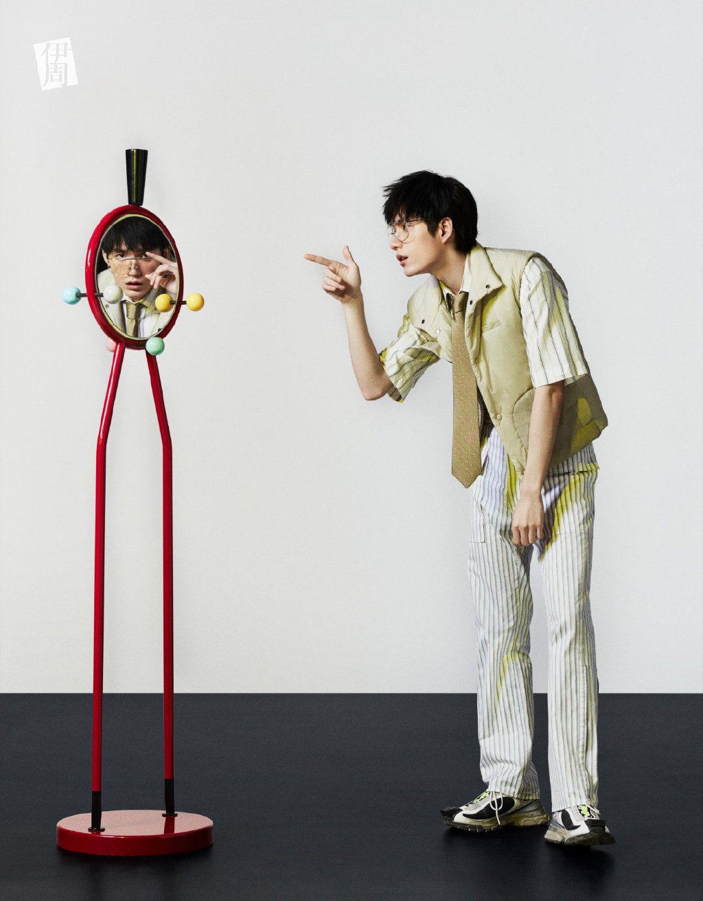 张颜齐风衣眼镜杀写真图片1518