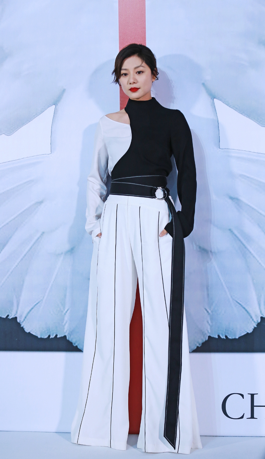 王真儿甜酷优雅写真图片26