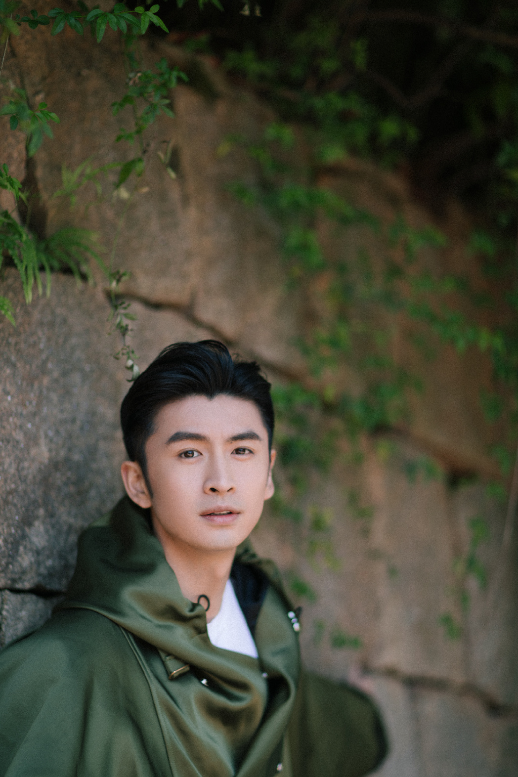 张云龙墨绿色清爽休闲写真图片,张云龙图片-第3图