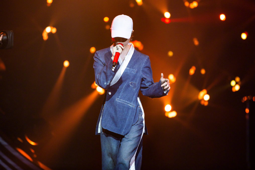 潮酷运动风写真图片,分享一组李宇春图片给大家,图中的明星图片壁纸会