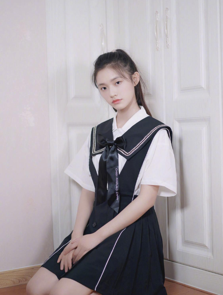 林允蝴蝶结甜笑靓丽写真26