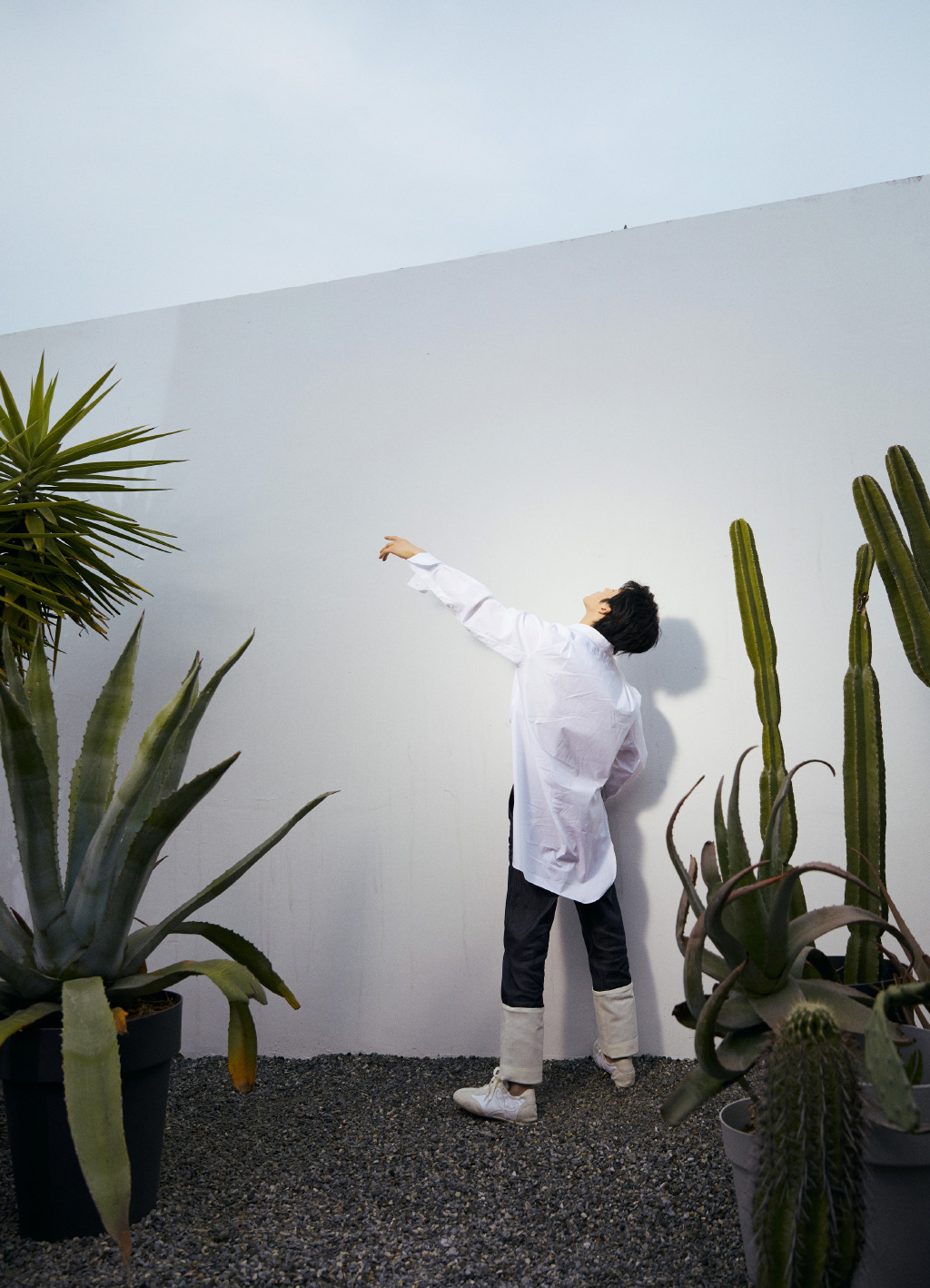 简介:井柏然白色衬衣清爽帅气写真图片,分享一组井柏然图片给大家,图