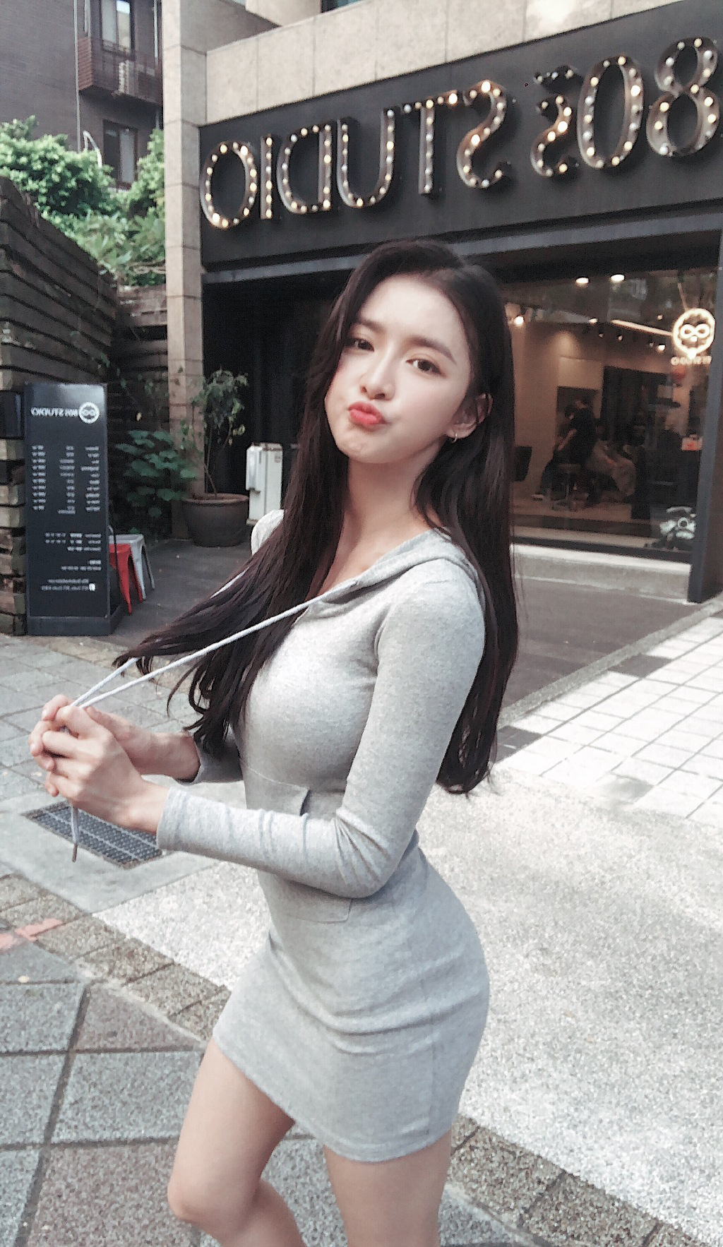 蔡卓宜包臀卫衣性感户外写真15