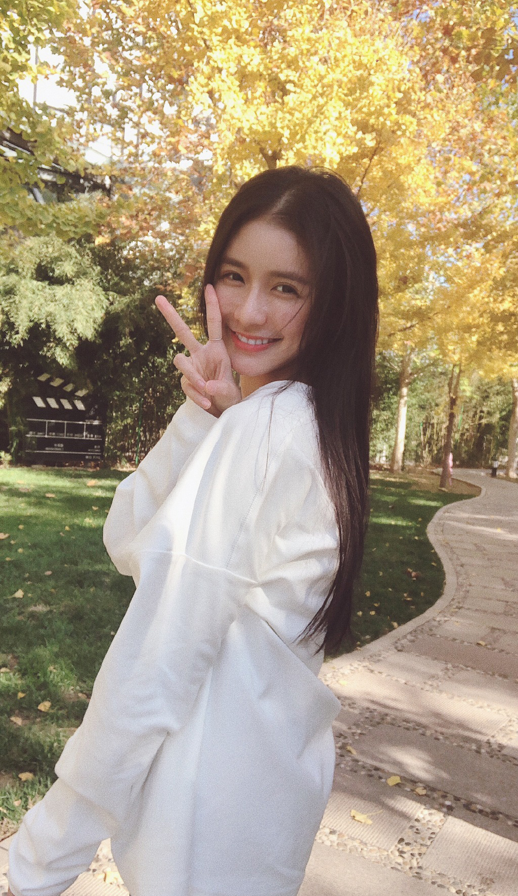 简介:蔡卓宜初秋户外甜美照片,分享一组蔡卓宜图片给大家,图中的明星