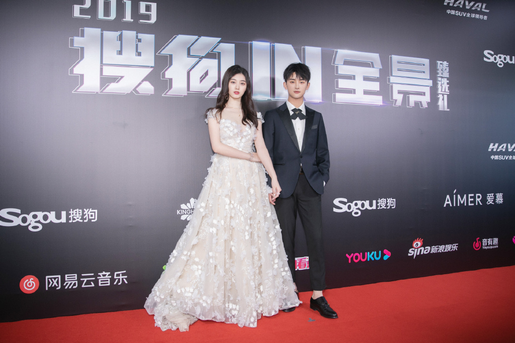 徐艺洋性感活动照图片35