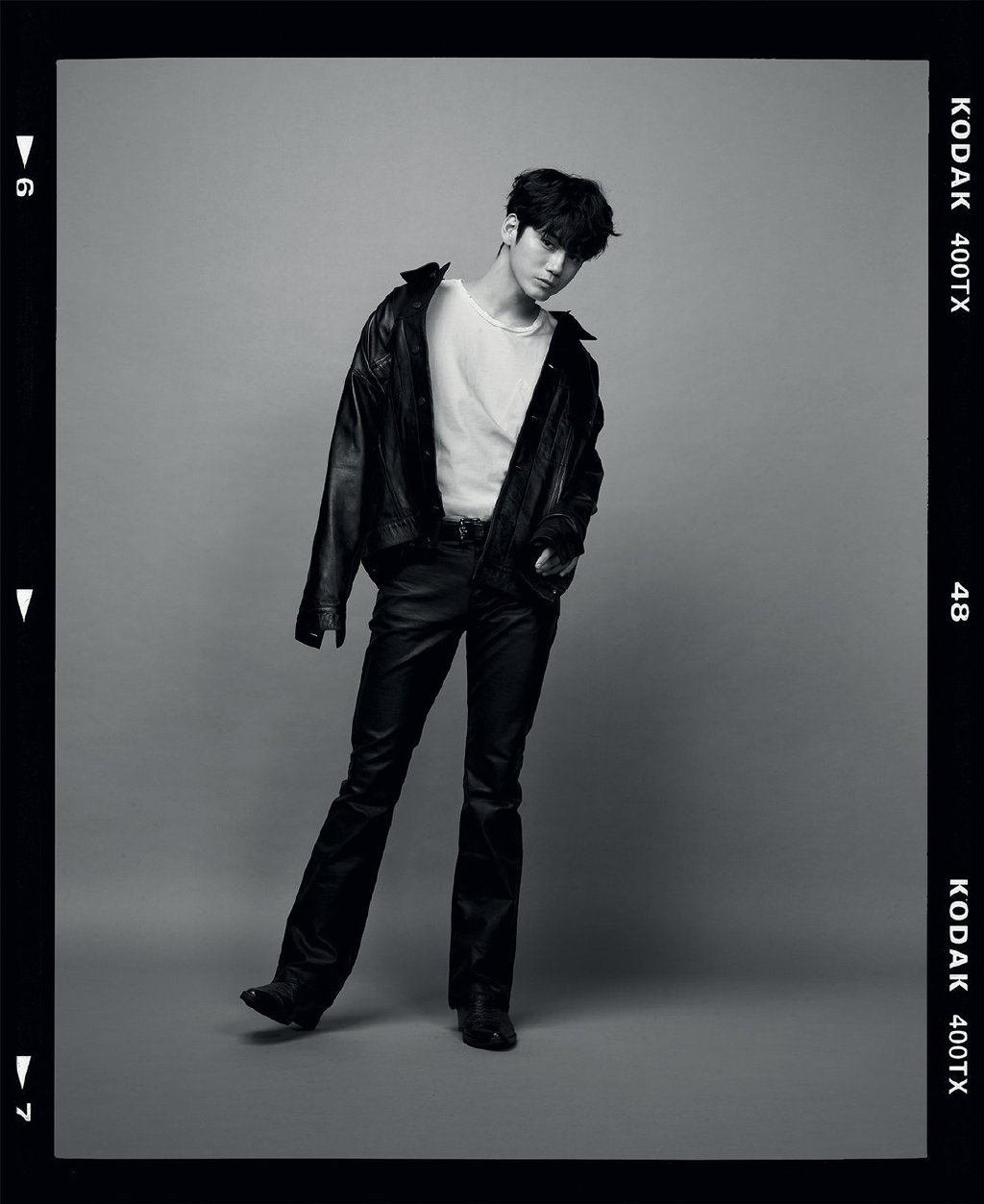 voguekorea四月刊封面写真,分享一组邕圣祐图片给大家,图中的明星图片