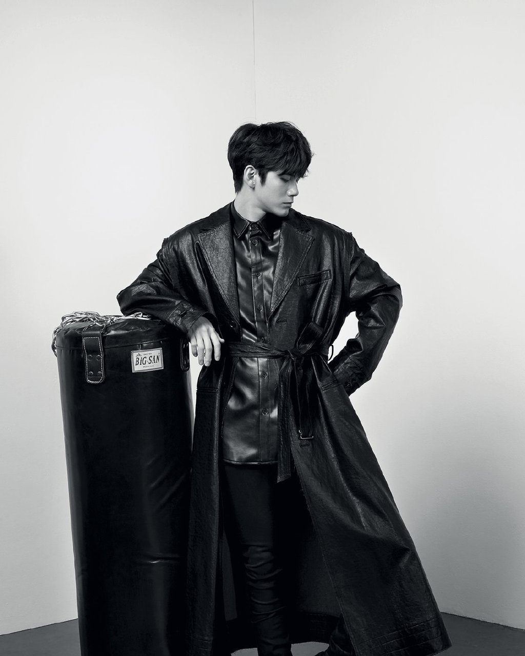 voguekorea四月刊封面写真,分享一组邕圣祐图片给大家,图中的明星图片