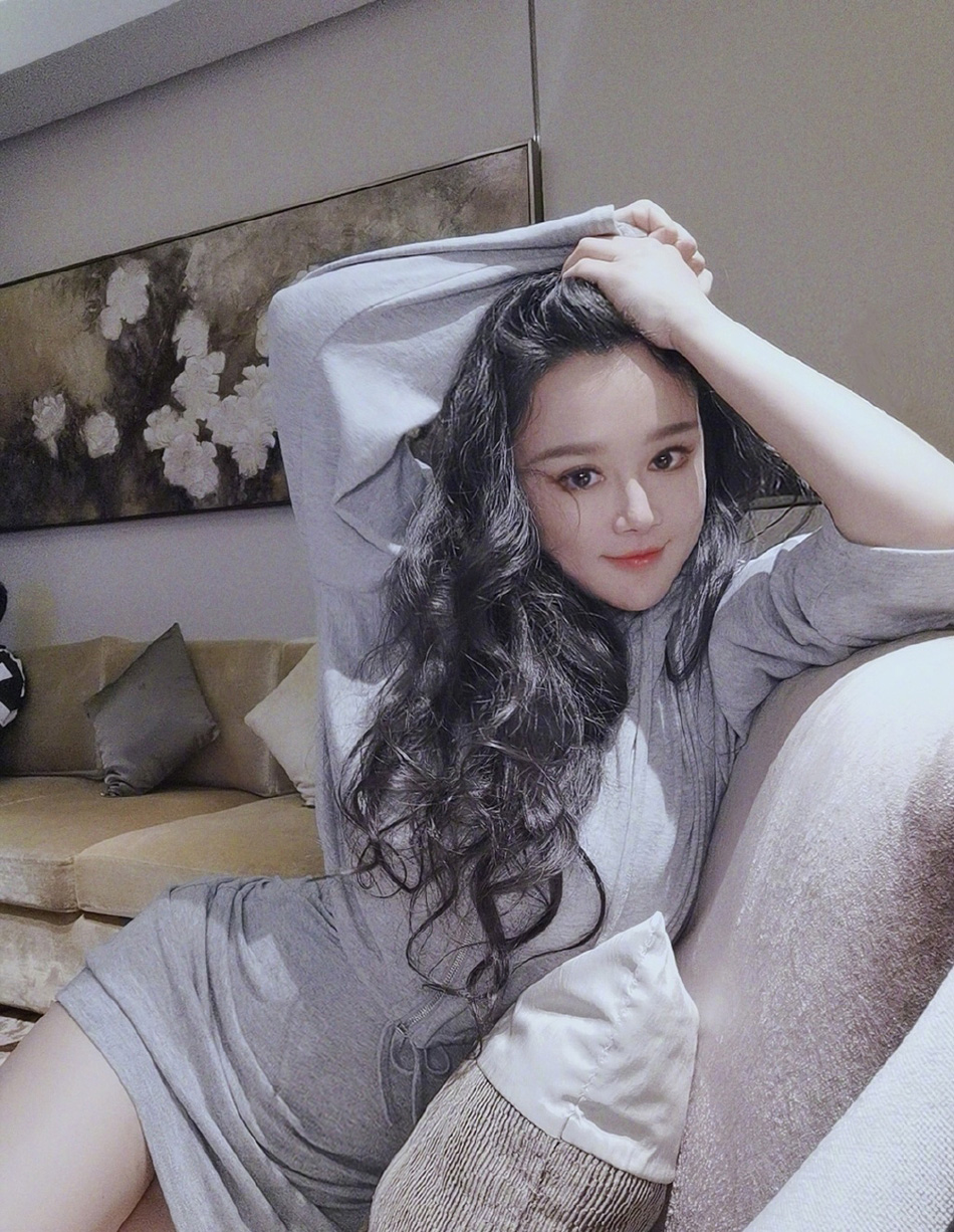 简介:冉莹颖修身短裙性感图片,分享一组冉莹颖图片给大家,图中的明星