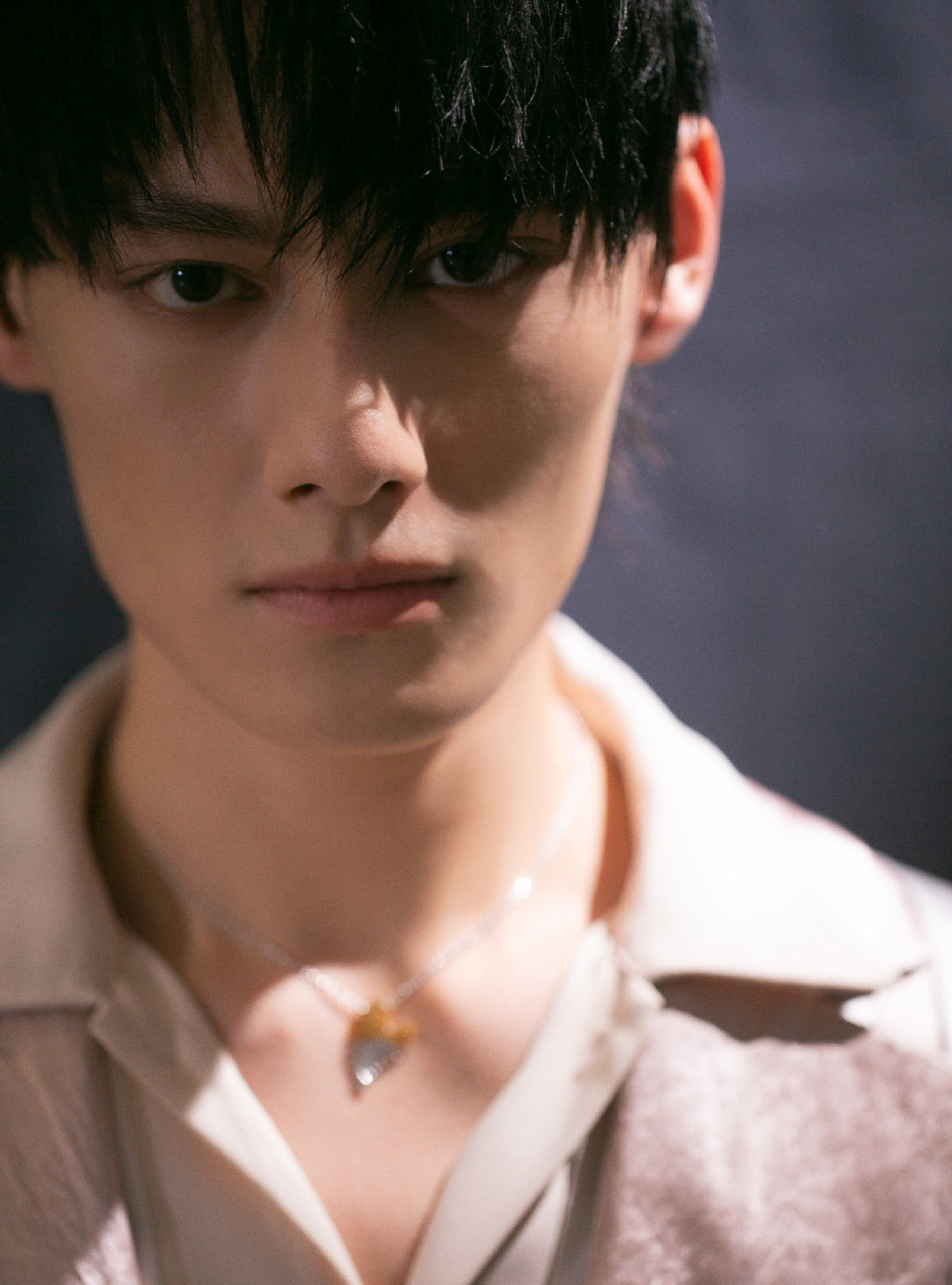 汪卓成肉粉绸带西装冷峻帅气写真24