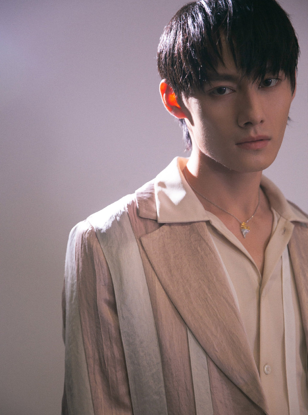 汪卓成肉粉绸带西装冷峻帅气写真34