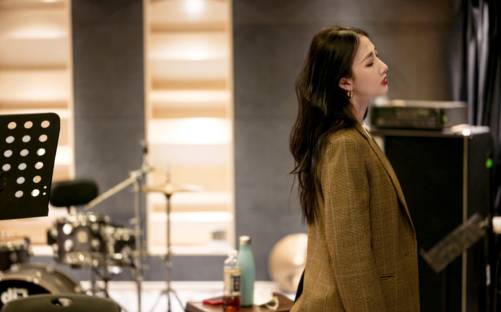 分享一组弦子图片给大家,图中的明星图片壁纸会点缀你的电脑桌面,美化