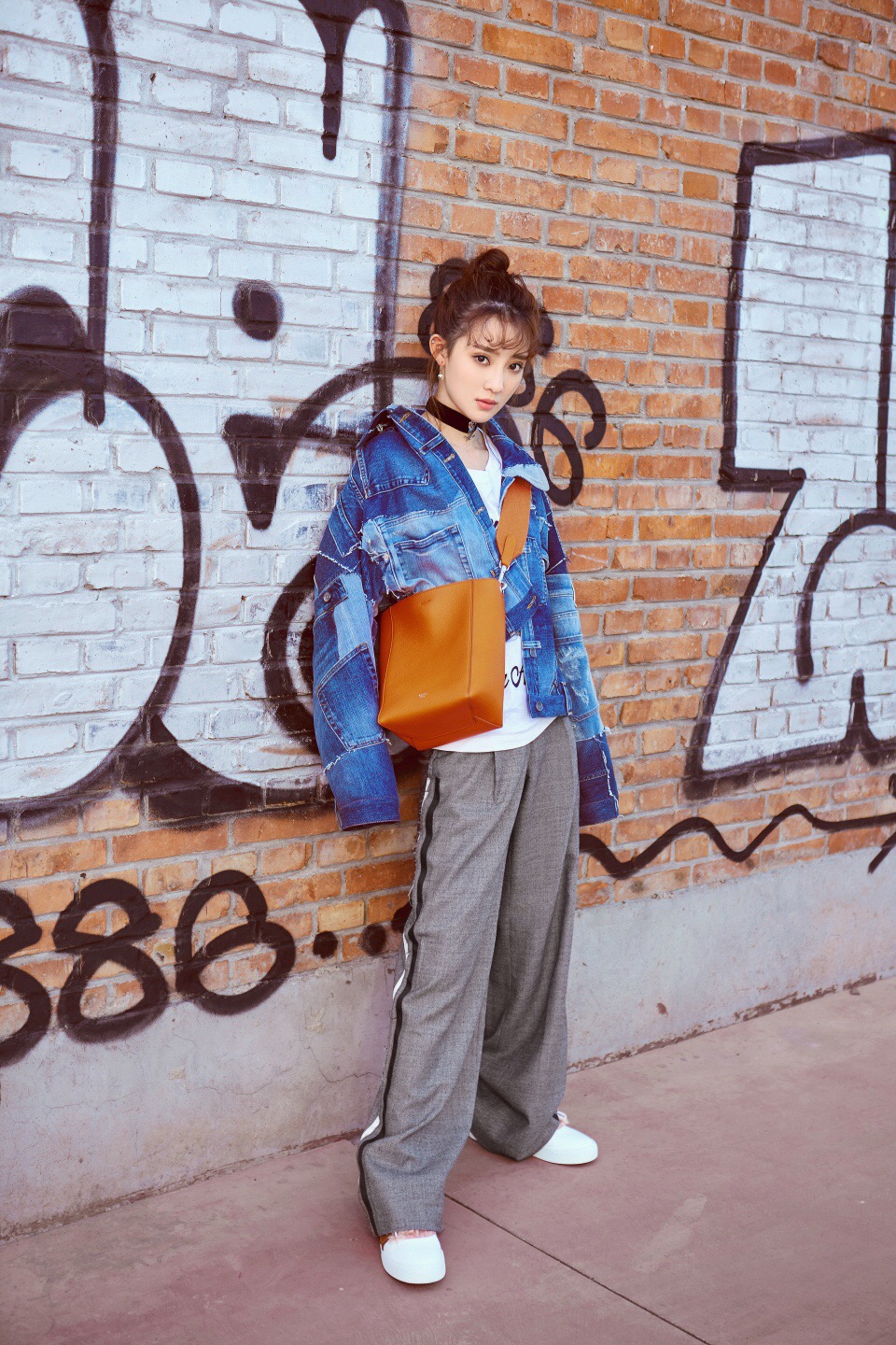 简介:孙佳雨时尚街拍写真图片,分享一组孙佳雨图片给大家,图中的明星