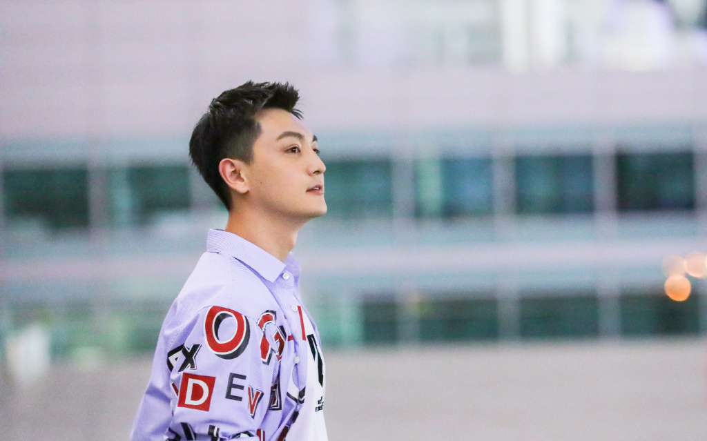 分享一组张晓谦图片给大家,图中的明星图片壁纸会点缀你的电脑桌面