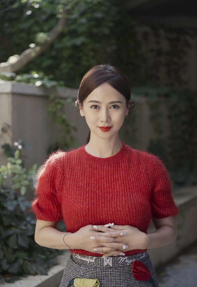 翁虹漫步花丛优雅知性写真24