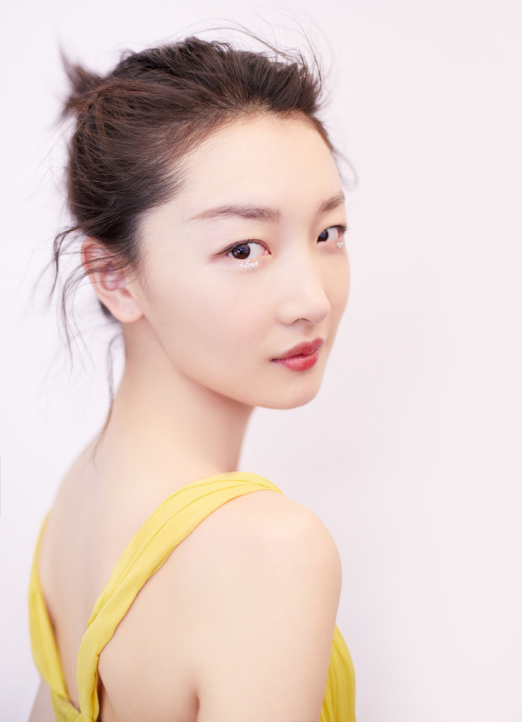 周冬雨黄裙性感写真图片78