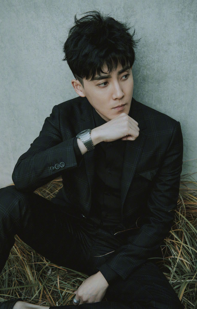 > 张睿黑色西装酷帅写真图片(8/9)