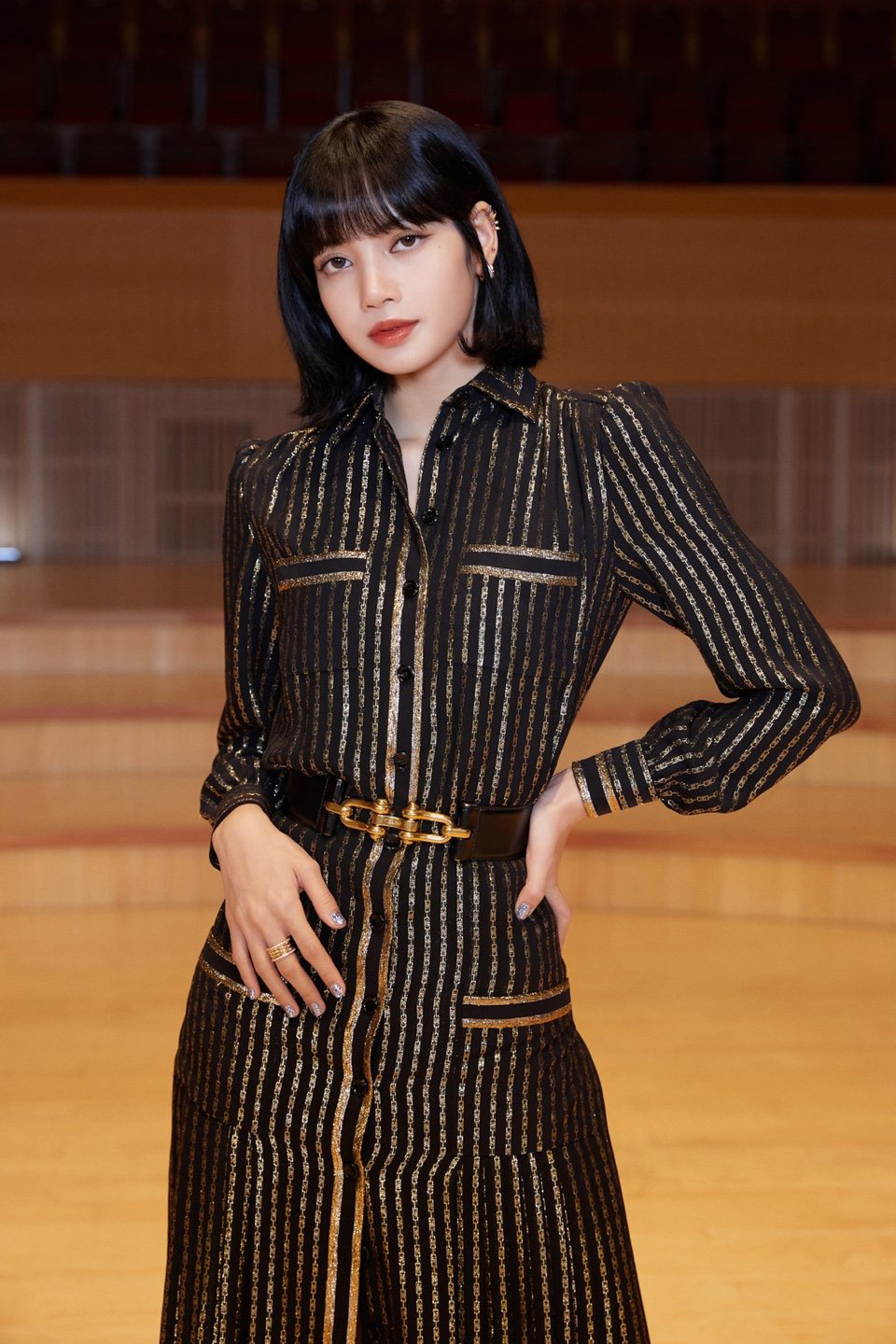 简介:lisa条纹装性感写真图片,分享一组lisa图片给大家,图中的明星