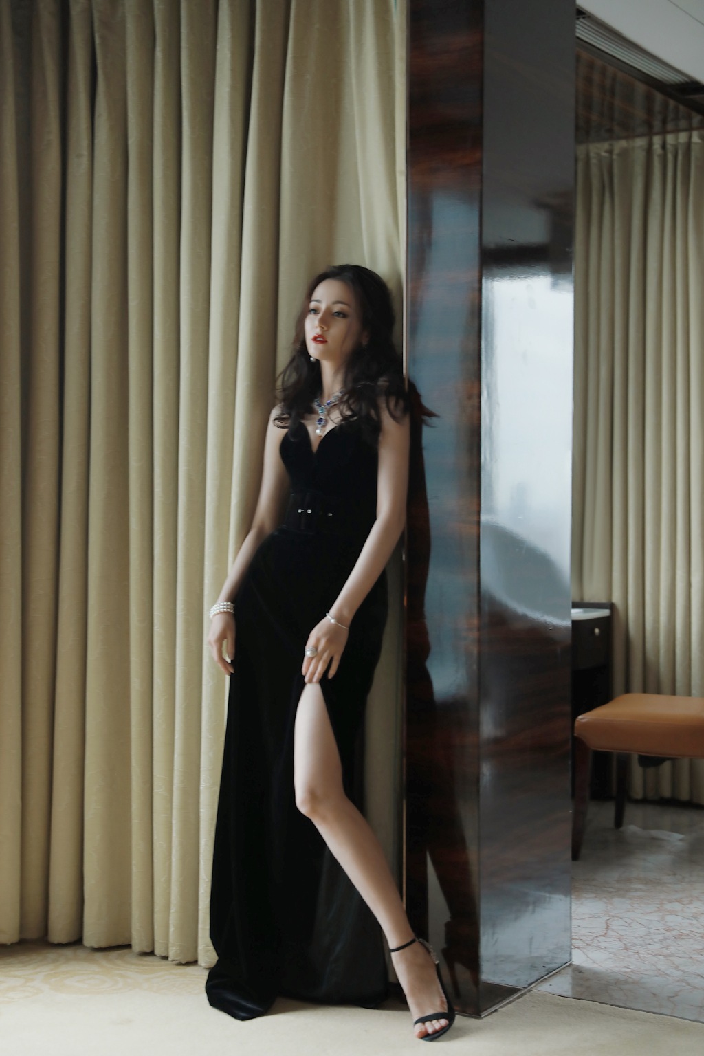 迪丽热巴抹胸裙性感写真图片12