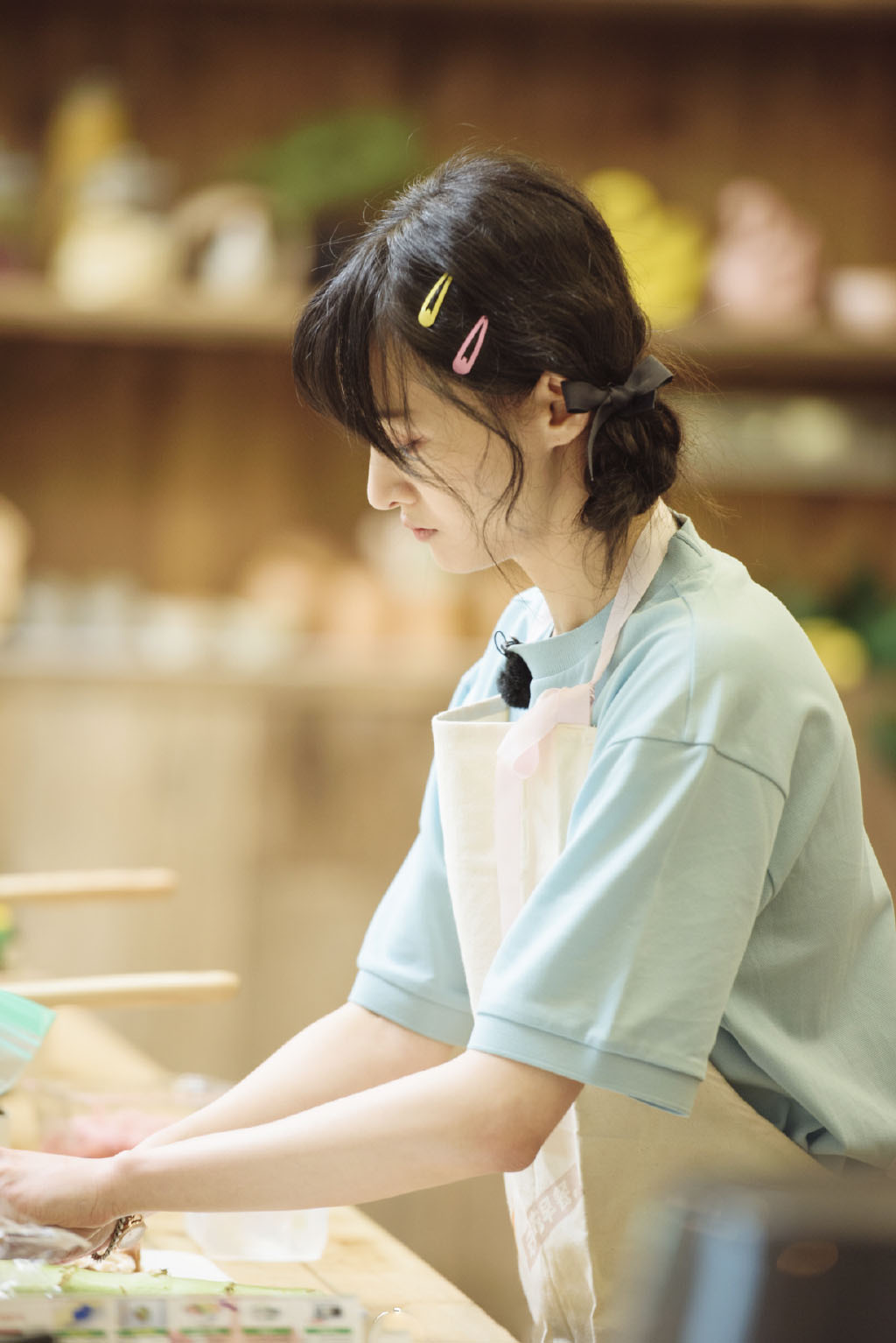 简介:郑爽蝴蝶结双麻花辫综艺剧照图片,分享一组郑爽图片给大家,图中