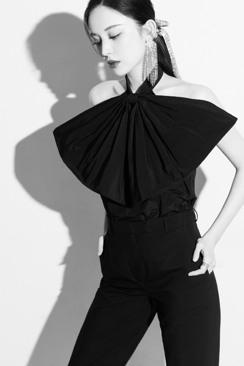 简介:古力娜扎法式丝巾马尾写真图片,分享一组古力娜扎图片给大家,图