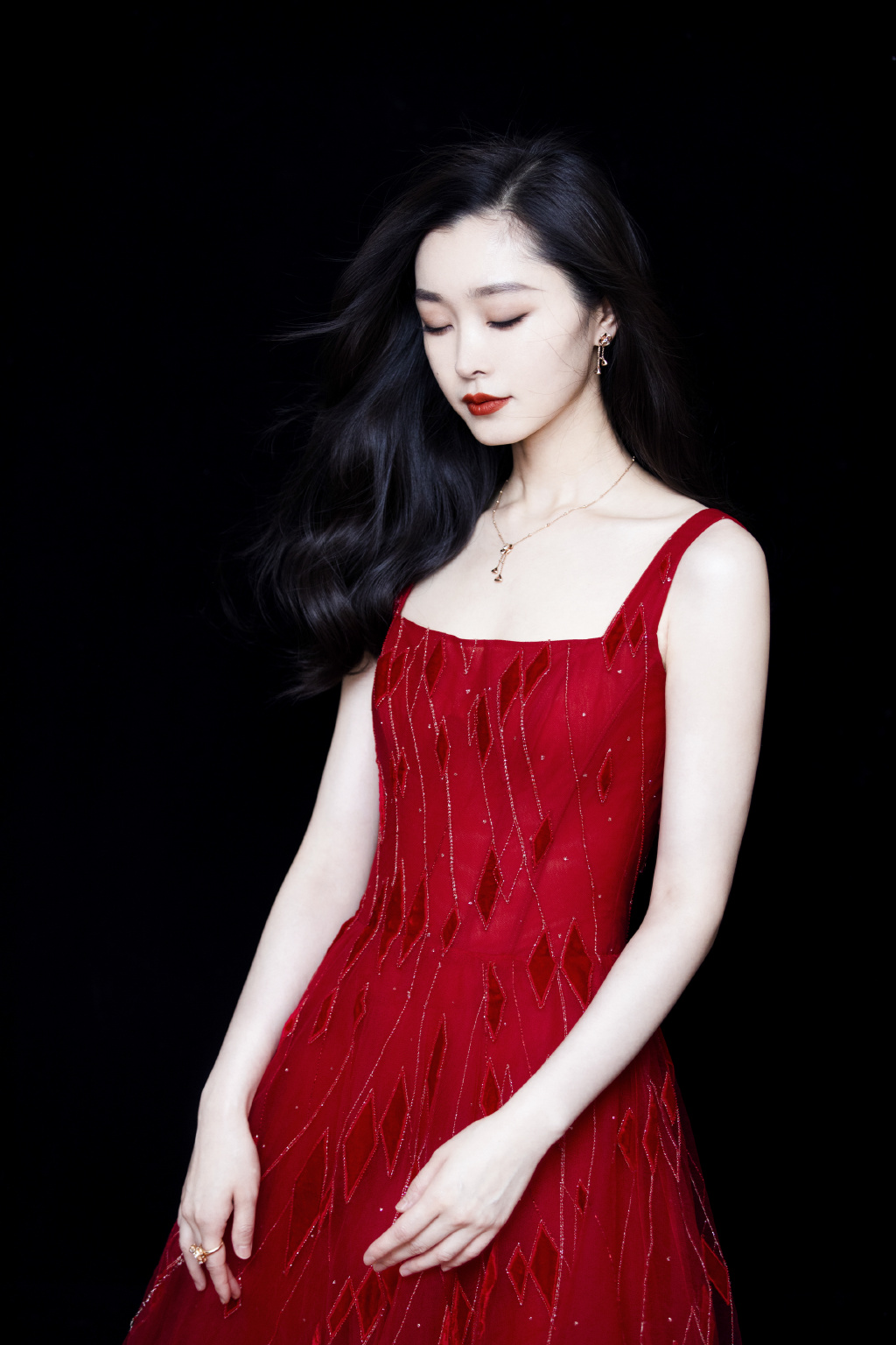宋轶菱格红裙性感写真图片911