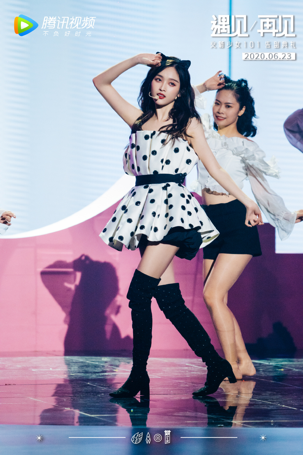 简介:火箭少女101告别典礼单人舞台照图片,分享一组火箭少女101图片给