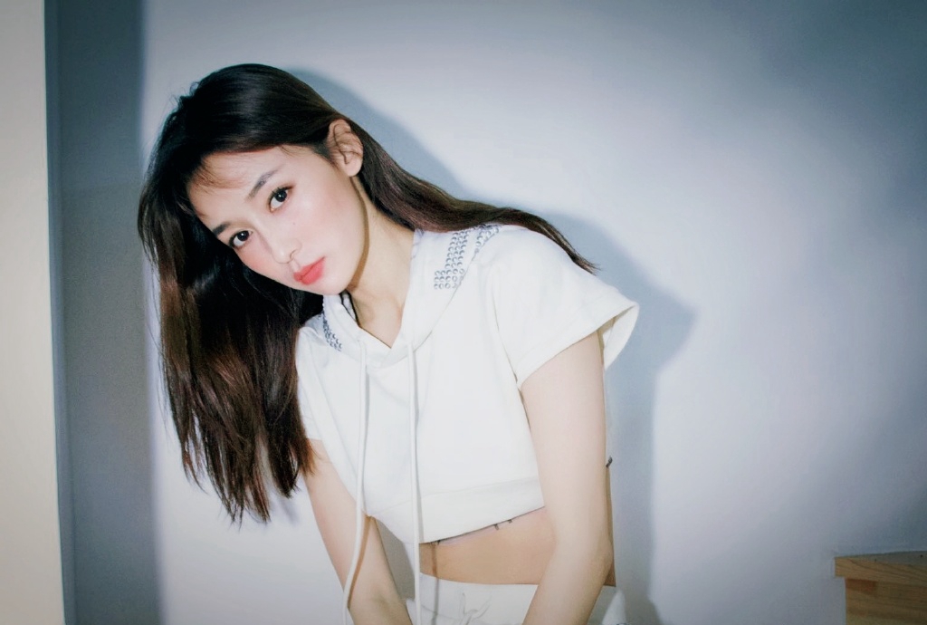 分享一组李若宁图片给大家,图中的明星图片壁纸会点缀你的电脑桌面