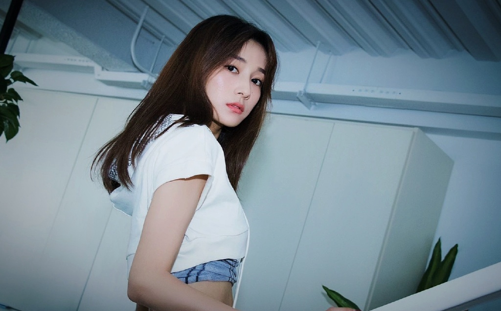 分享一组李若宁图片给大家,图中的明星图片壁纸会点缀你的电脑桌面