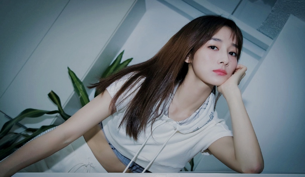分享一组李若宁图片给大家,图中的明星图片壁纸会点缀你的电脑桌面