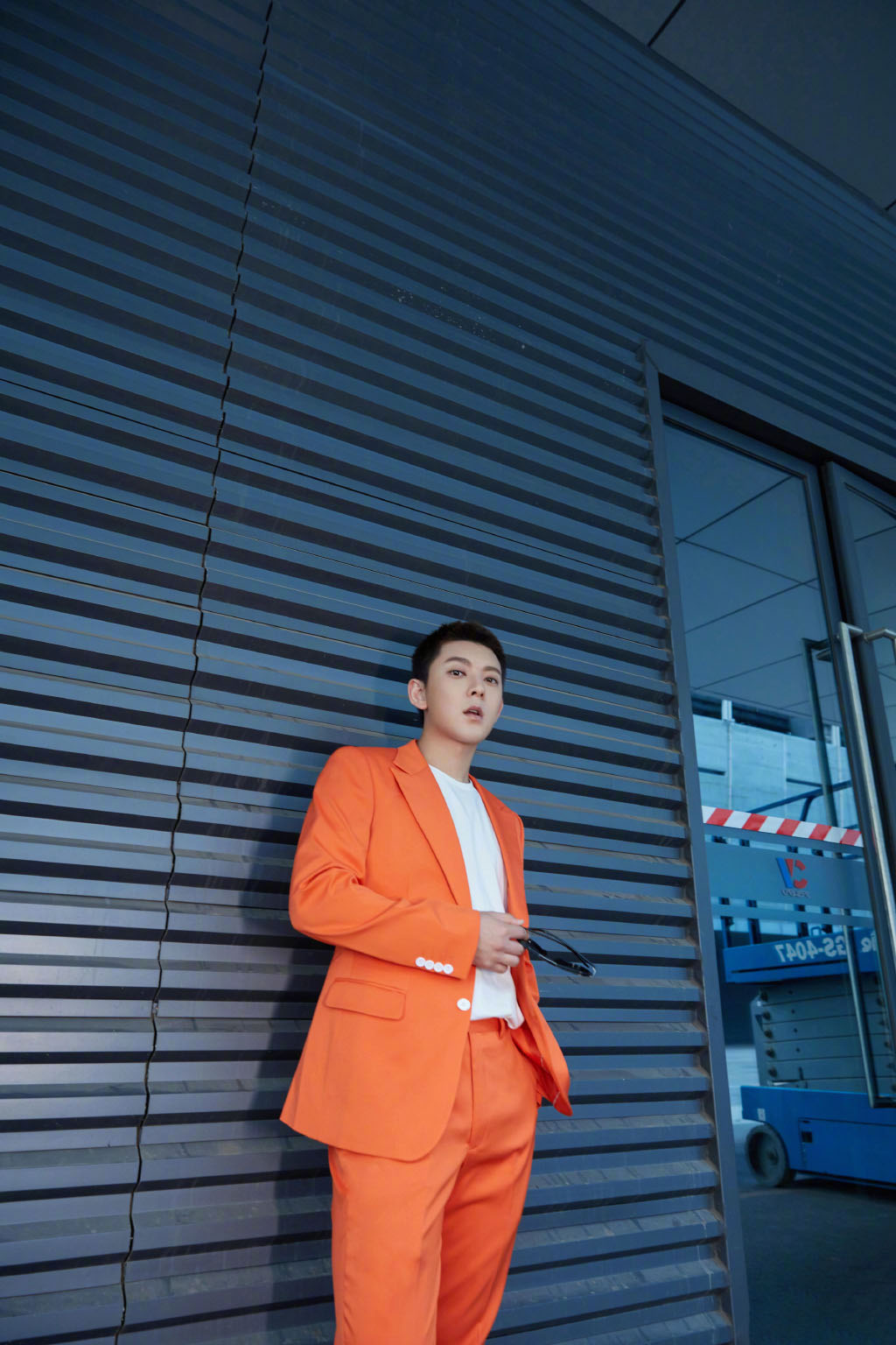 陈翔橙色西装帅气写真图片55