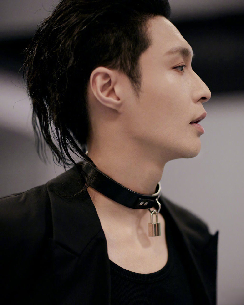 张艺兴酷帅新歌舞台照图片36