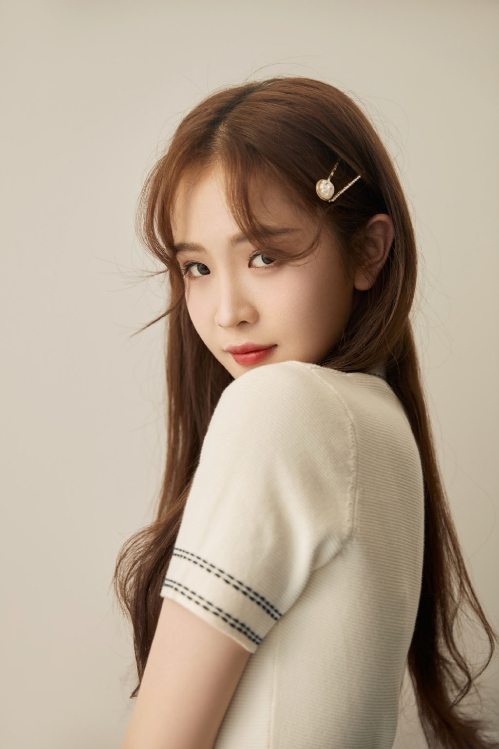 简介:徐紫茵针织连衣裙时尚写真图片,分享一组徐紫茵图片给大家,图中