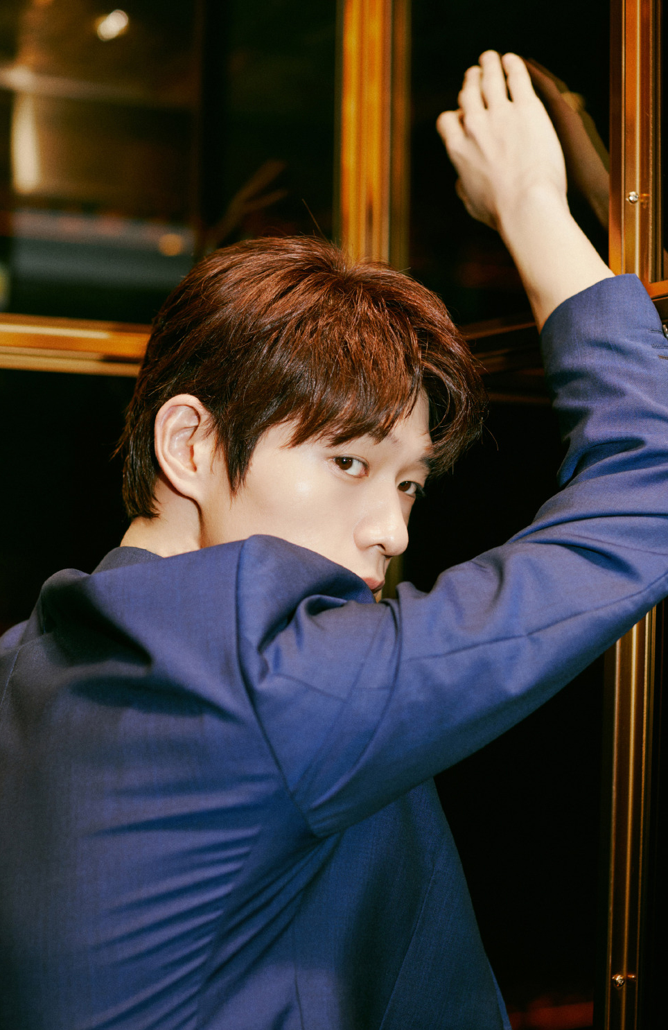 魏大勋蓝色西装帅气写真图片57