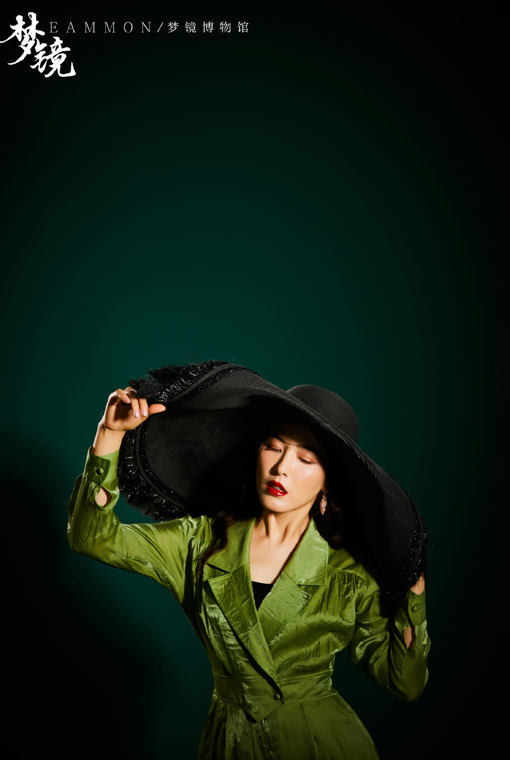 简介:曾黎复古典雅写真图片,分享一组曾黎图片给大家,图中的明星图片